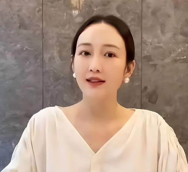 王鸥素颜逛珠宝展妈味十足,满脸母性光辉,试戴千万翡翠犒劳自己_腾讯