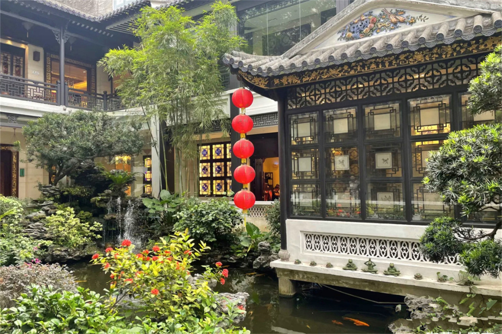 其中中高档的茶楼,不仅吃在茶点,还吃在环境,而北园酒家就是广州著名