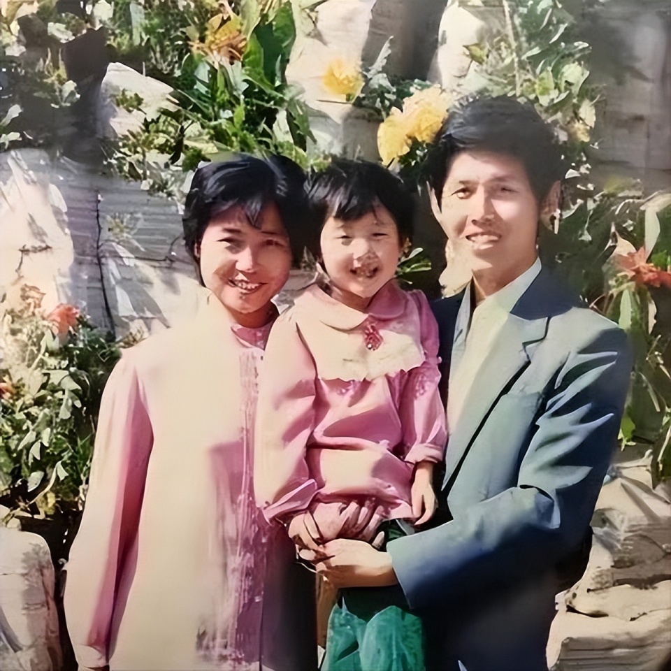 高露带15岁女儿入圈?曾被误传拒绝苏有朋,其实早已低调隐婚18年