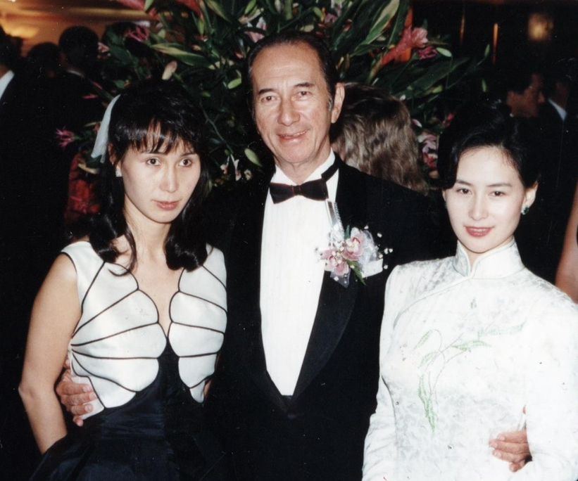 二房的二女儿何超凤颜值就不如姐姐何超琼,何超凤的脸型偏长,这一点很