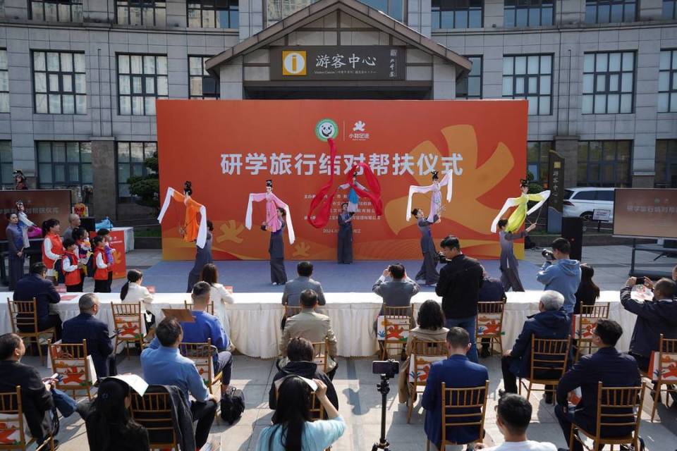 3月27日上午,四川省研学旅游产业促进会和内江市研学旅行结对帮扶仪式