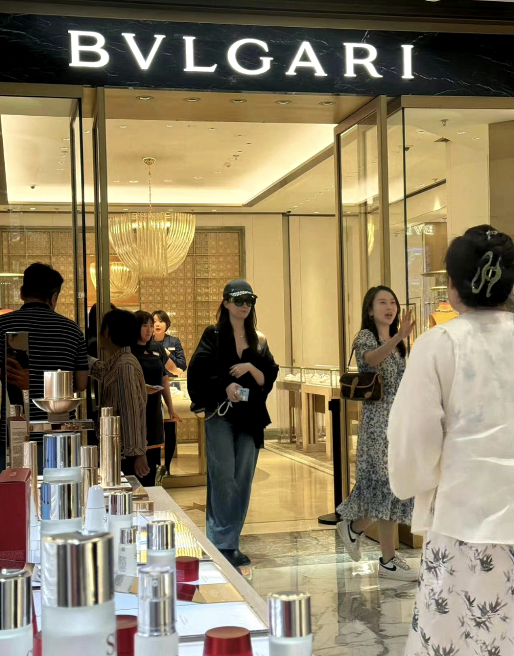 36岁刘亦菲素颜逛珠宝店被偶遇,露香肩状态少女,气质美貌好出众