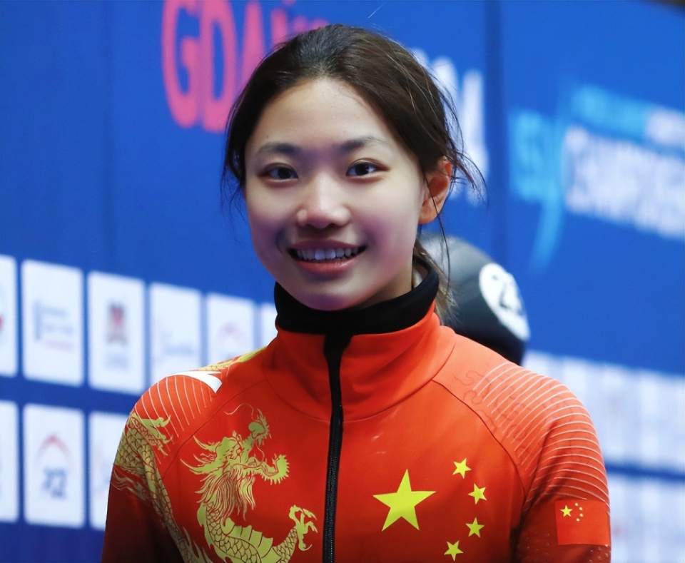 在混合团体2000米接力比赛,王晔又和队友合作夺冠.