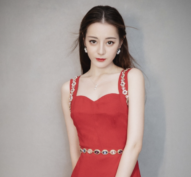 迪丽热巴32岁生日排场大,发新歌收祝福,却被催婚"嘲讽"!_腾讯新闻