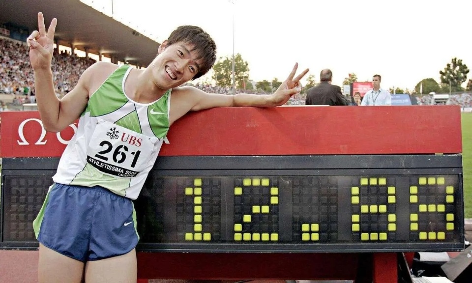 从2004-2007,刘翔不但拿下了奥运会冠军,还完成了世锦赛季军,亚军