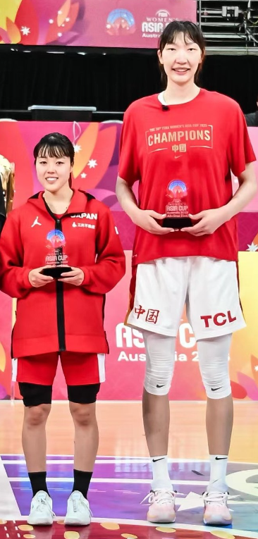 亚洲杯最大身高差,韩旭合影山本麻衣,一起入选最佳阵容-腾讯新闻