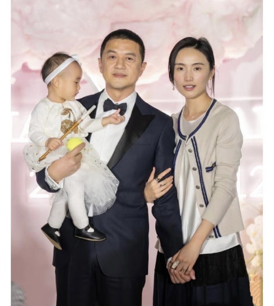 55岁李亚鹏疑似恋爱，身边女伴侧颜很像王菲，4000万债务已还清