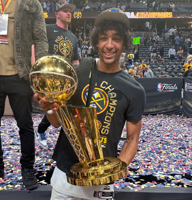 官方晒掘金19人夺冠定妆照!约基奇手捧两座奖杯 穆雷波特满脸笑容