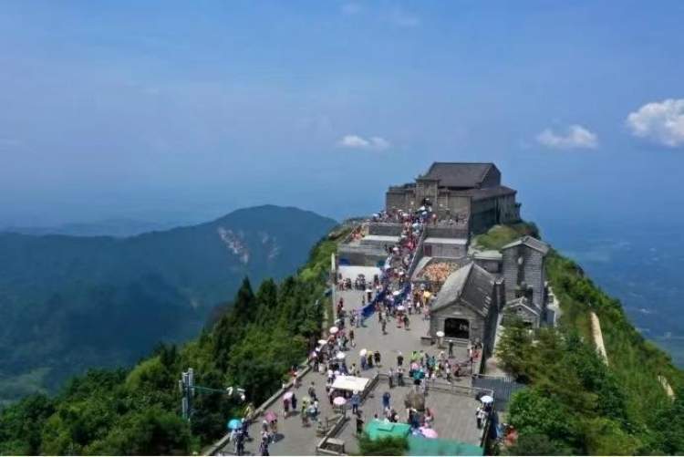 五岳名山之中南岳衡山,位于湖南省衡阳市境内,处处是茂林修竹,终年