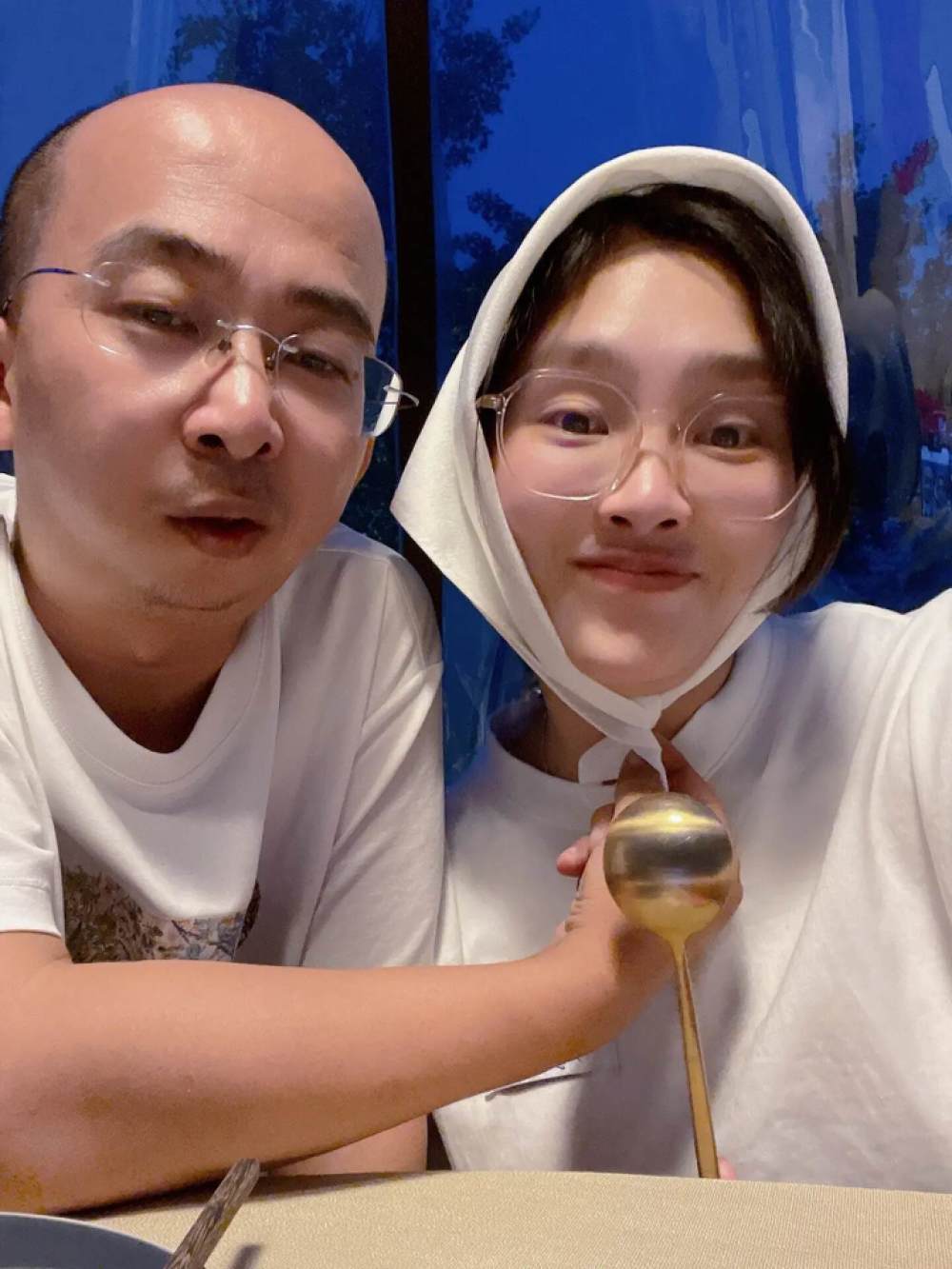 巨兴茂小15岁妻子产后首晒娃,肤白貌美身材恢复好,宝宝虎头虎脑_腾讯