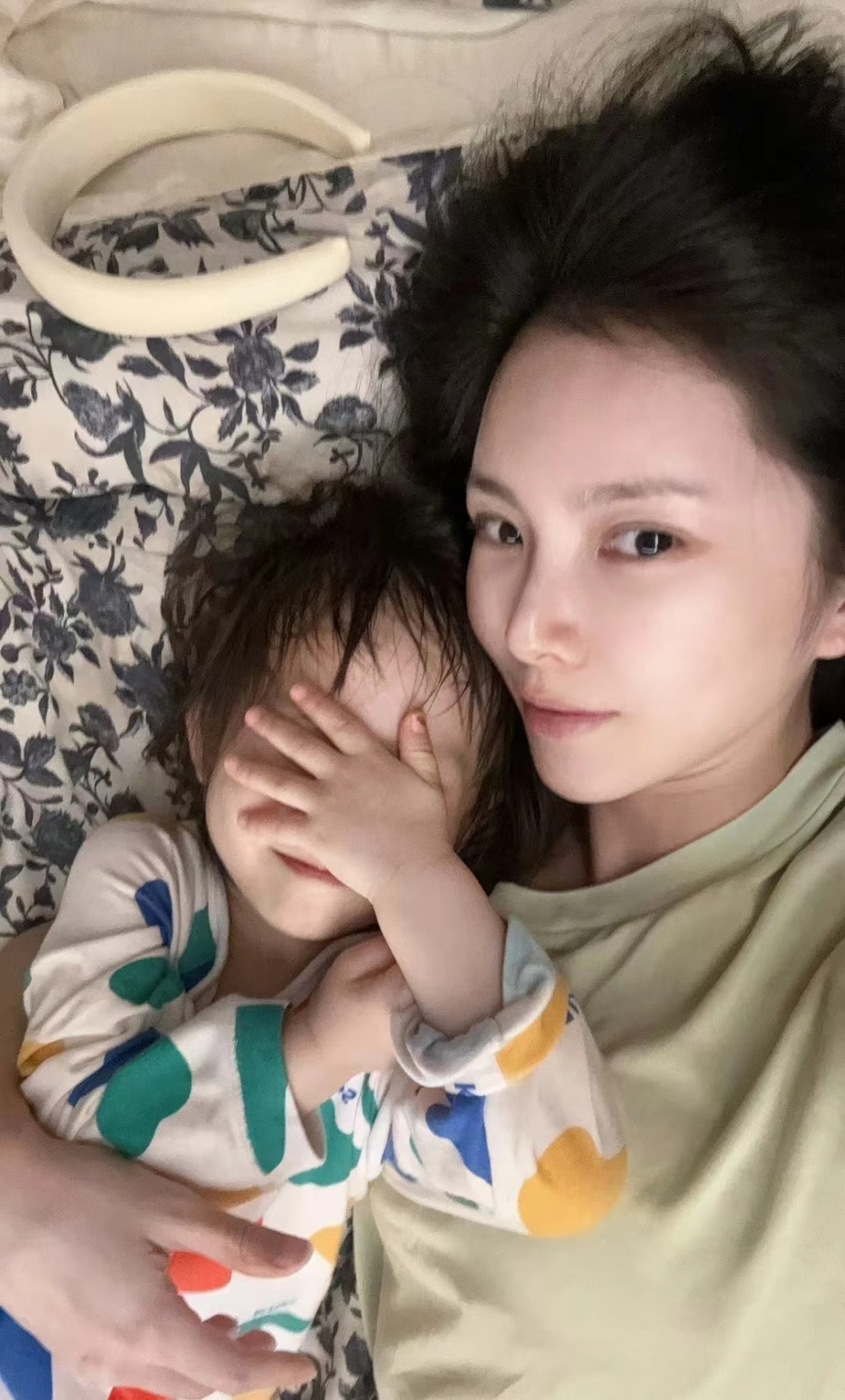 杜淳老婆王灿意外被烫伤,锁骨胳膊大腿均受伤,庆幸和孩子换位置