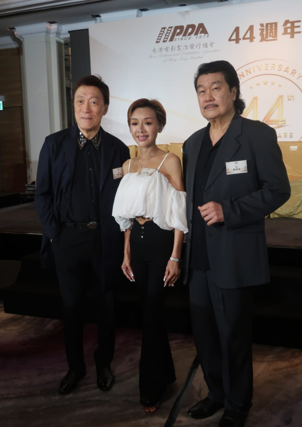 叶子楣与赵雅芝老公黄锦燊等合影.