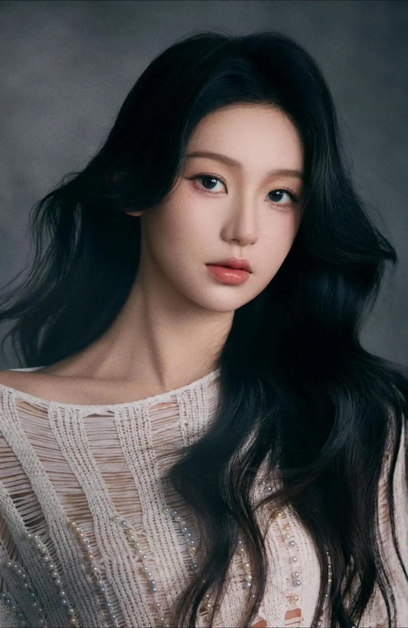 甜妹杀进短剧圈！胡亦瑶从女团偶像到疯批美人，颜值演技双封神_腾讯新闻