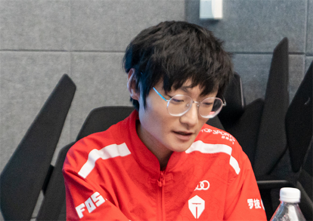 小天终于可以松口气不用欠bo一个冠军了才选完皮肤他就拉胯