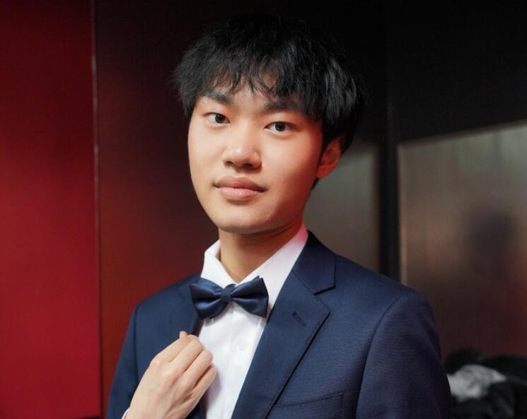 这位选手就是大名鼎鼎的knight,我们也叫他左手,个人实力是很强的