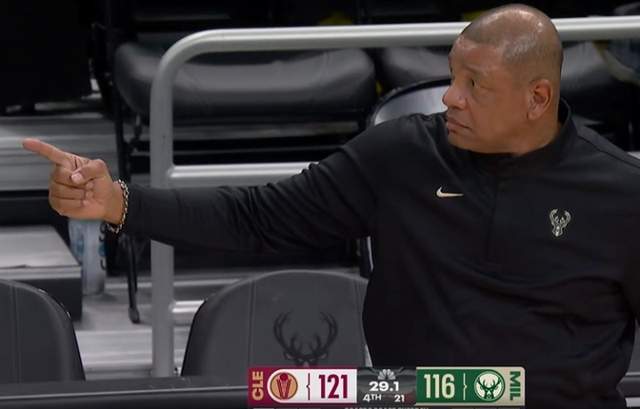 沒暫停卻挑戰！里弗斯親手葬送比賽！全場鴉雀無聲，真該退役了 - 