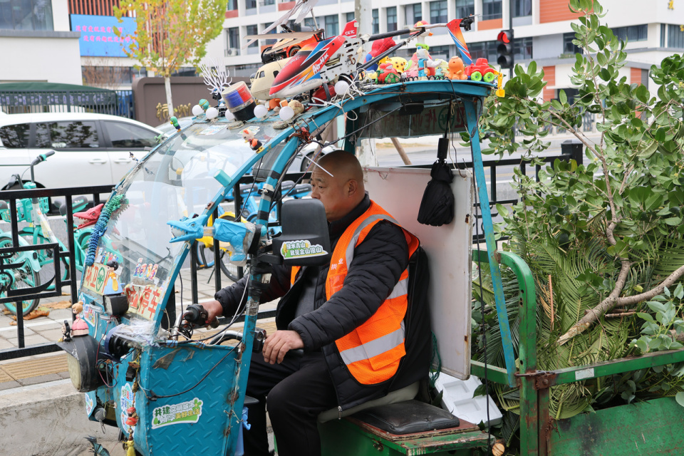 杭州和睦新村有辆被玩具装点的环卫车，背后藏着一位51岁大叔的童趣