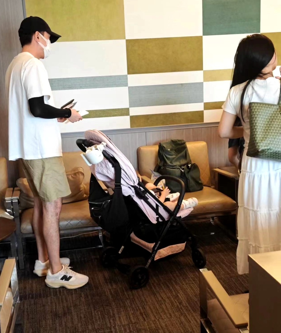 胡歌带妻女游日本,1岁半小茉莉肉乎乎首亮相,坐2.7万元顶级婴儿车