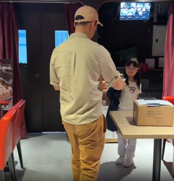 见到徐荣去本地农场採摘有机粟米做食材,"包包"再次跟着爸爸做小帮手