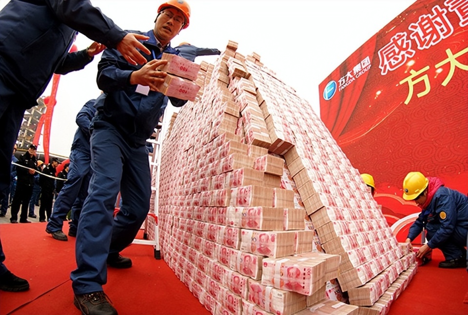 东北老板给8千员工发奖金,一人1万现金