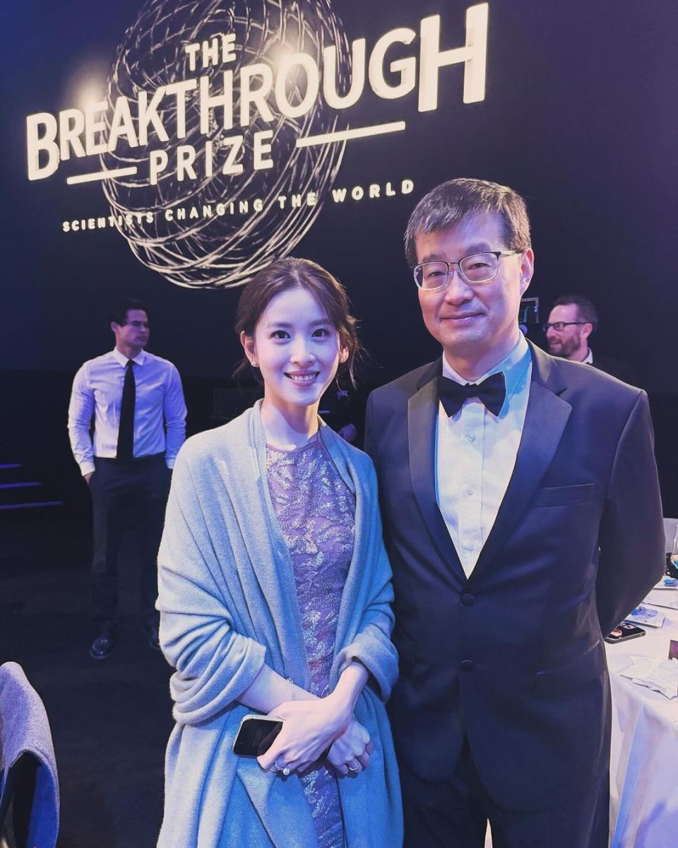 "奶茶妹"章泽天罕见露面,与谷爱凌同框美籍院士叶军,还自曝家族病