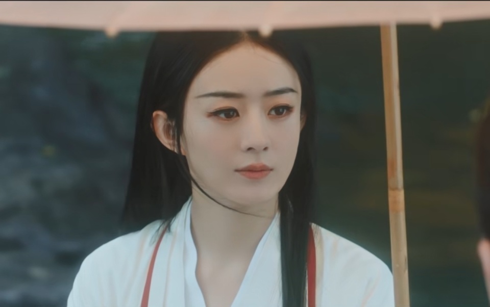 在《与凤行》中,赵丽颖也是化身魔界女王,不仅多套古装造型各具特点