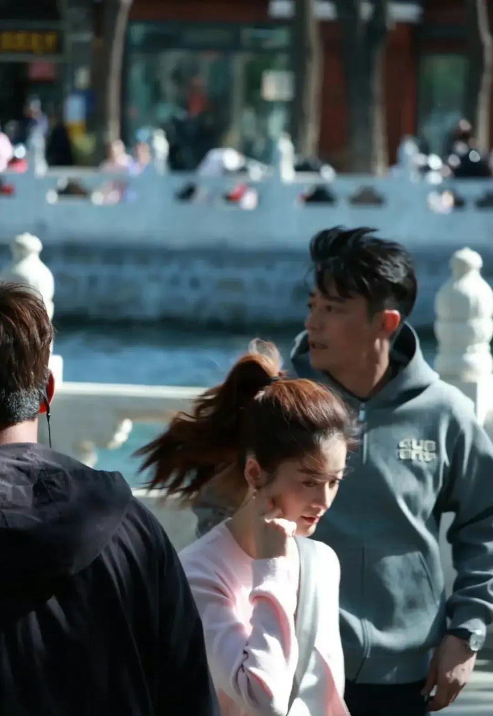 一脸大褶子,沧桑显老,与27岁张雪迎同框宛如父女_腾讯新闻