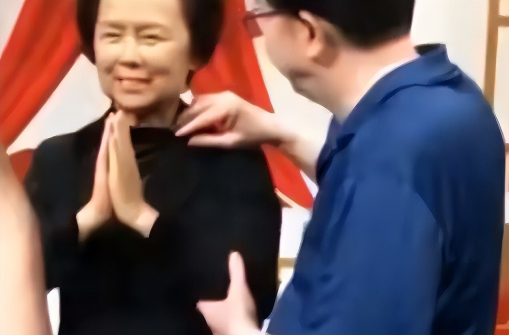 带三个娃下嫁小14岁丈夫，她因病逝8年后，丈夫的做法让人泪目