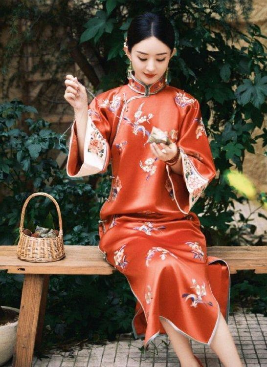 赵丽颖穿大红"囍服"旗袍包粽子,有望复婚冲击视后?状态太绝_腾讯新闻