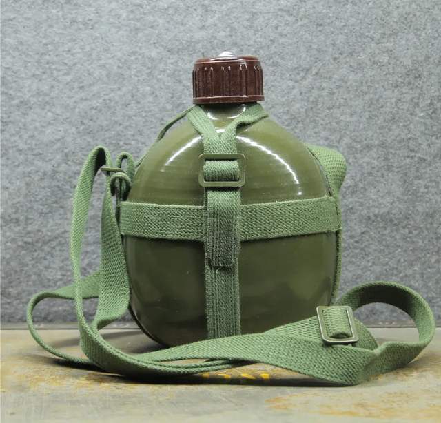 65式是我军的第二代国产军用水壶,继承上一代50式设计,大体外形相同