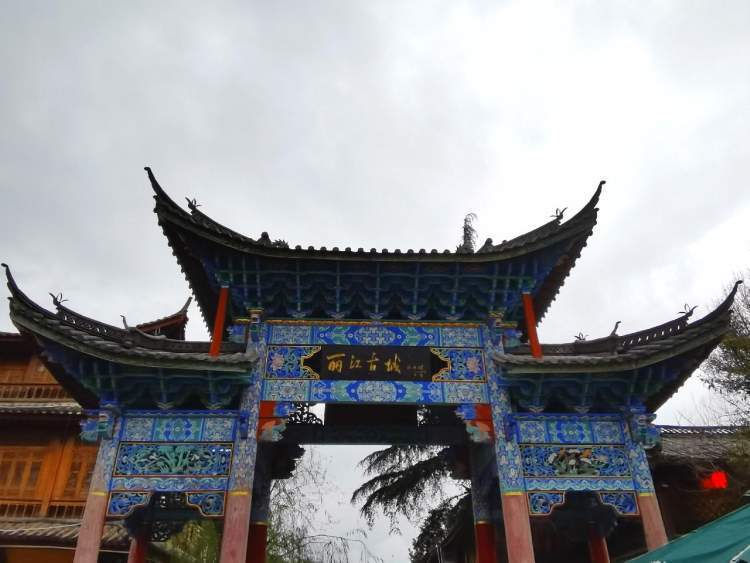 丽江夜景霓虹璀灿 古城清晨宁静祥和
