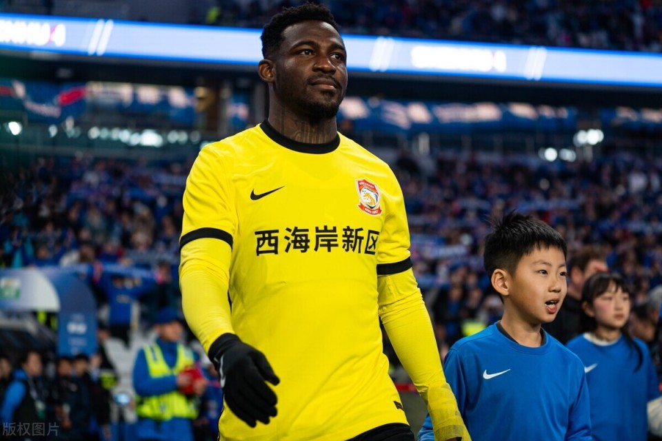 青岛西海岸将昔日中超冠军队挑落马下,新援爆发独进两球