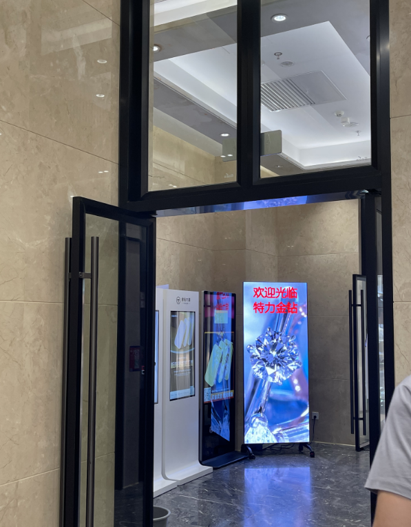 极光王led智能移动广告机进驻深圳水贝珠宝市场,获赞"新一代引流神器"