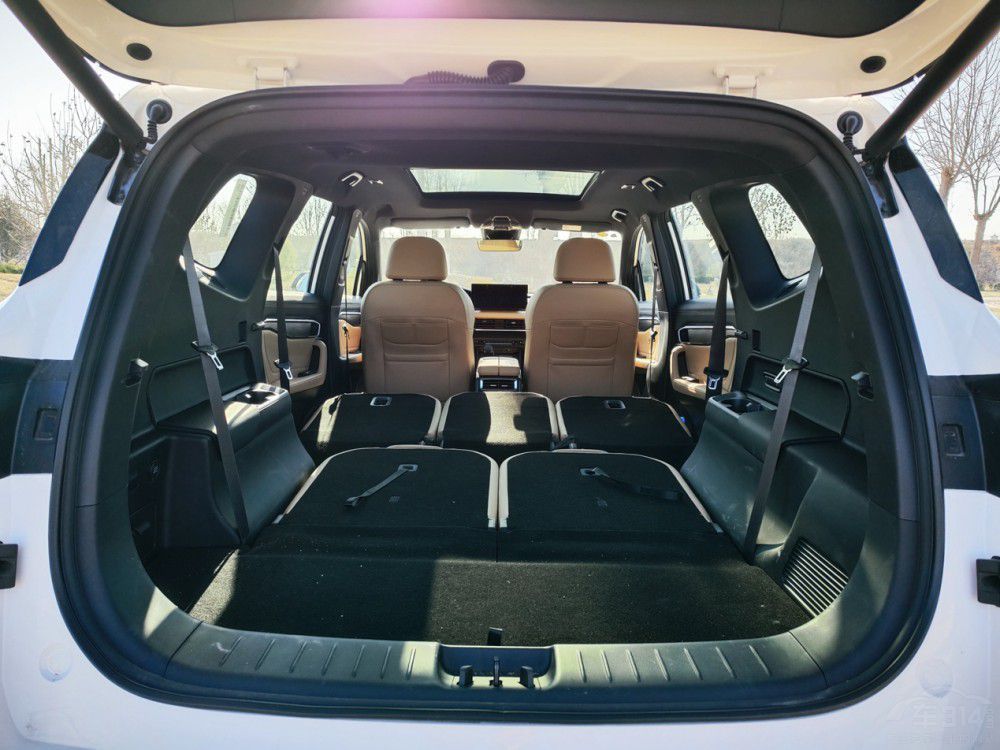 豪越l最叫人意外的是它灵活多变的空间布局.