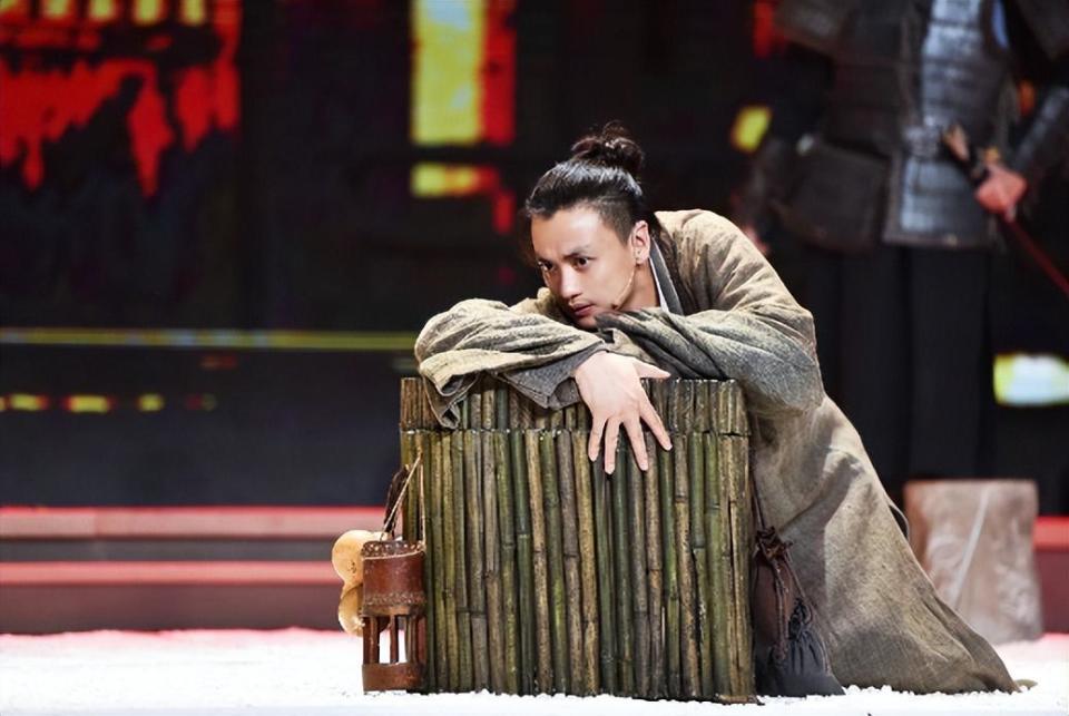 周一围为何突然不“红”了？看看他干过的事，就不足为奇了！_腾讯新闻