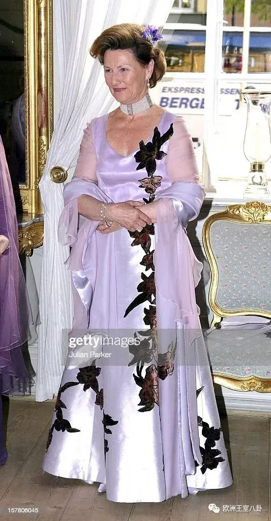 来自瑞典玛德琳公主和挪威玛莎-露易丝公主淡紫色跟淡粉色有点接近