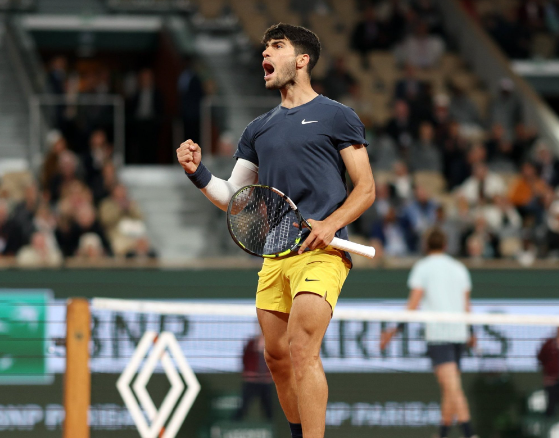 西西帕斯3-0中国一哥,连续六年晋级法网16强!阿尔卡拉斯3-0晋级