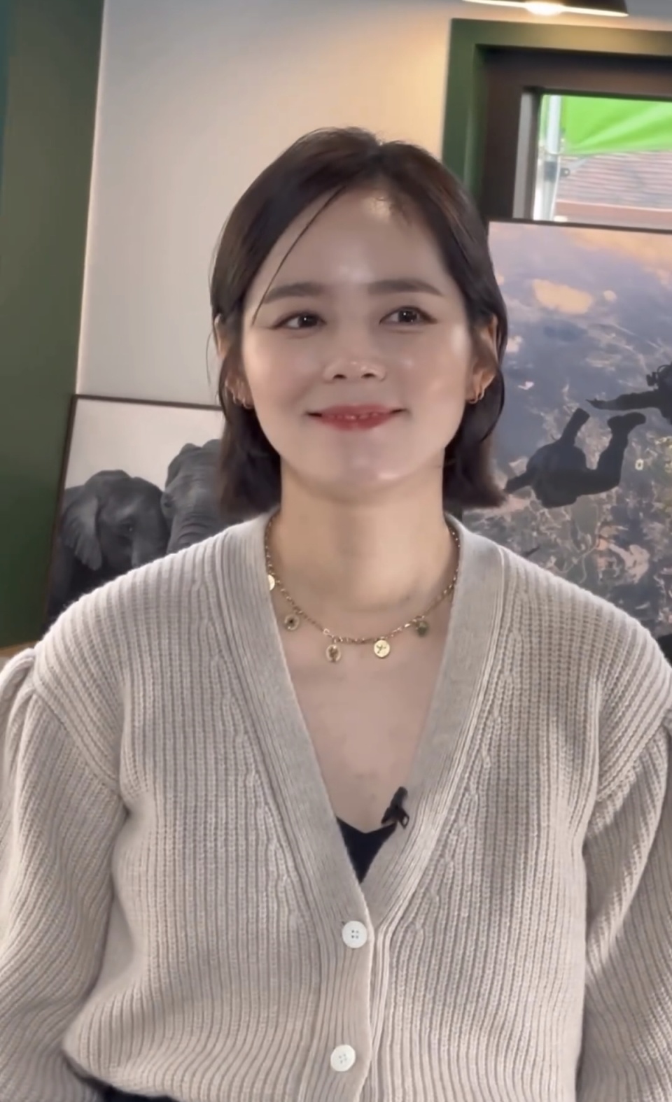 韩佳人的新发型引发了粉丝们的热议,许多人纷纷表示她的短发造型非常