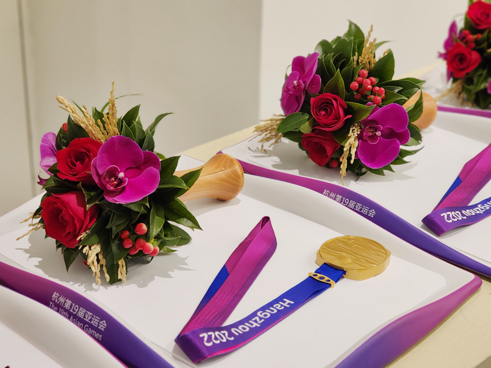 长沙花店老板为亚运会制作颁奖花束,"看见运动员挥舞花束就特别激动"