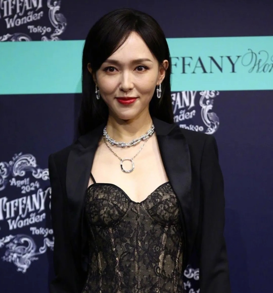 40岁唐嫣最新生图引热议,苹果肌抢镜年龄感重,网友感叹老了_腾讯新闻