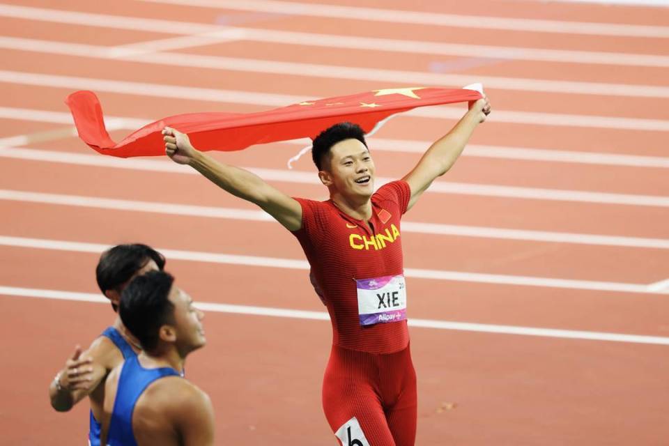 谢震业获男子百米冠军|图集