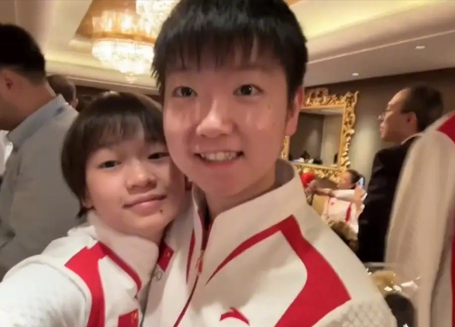 靠孙颖莎怀里显娇小,亲吻陈梦真可爱