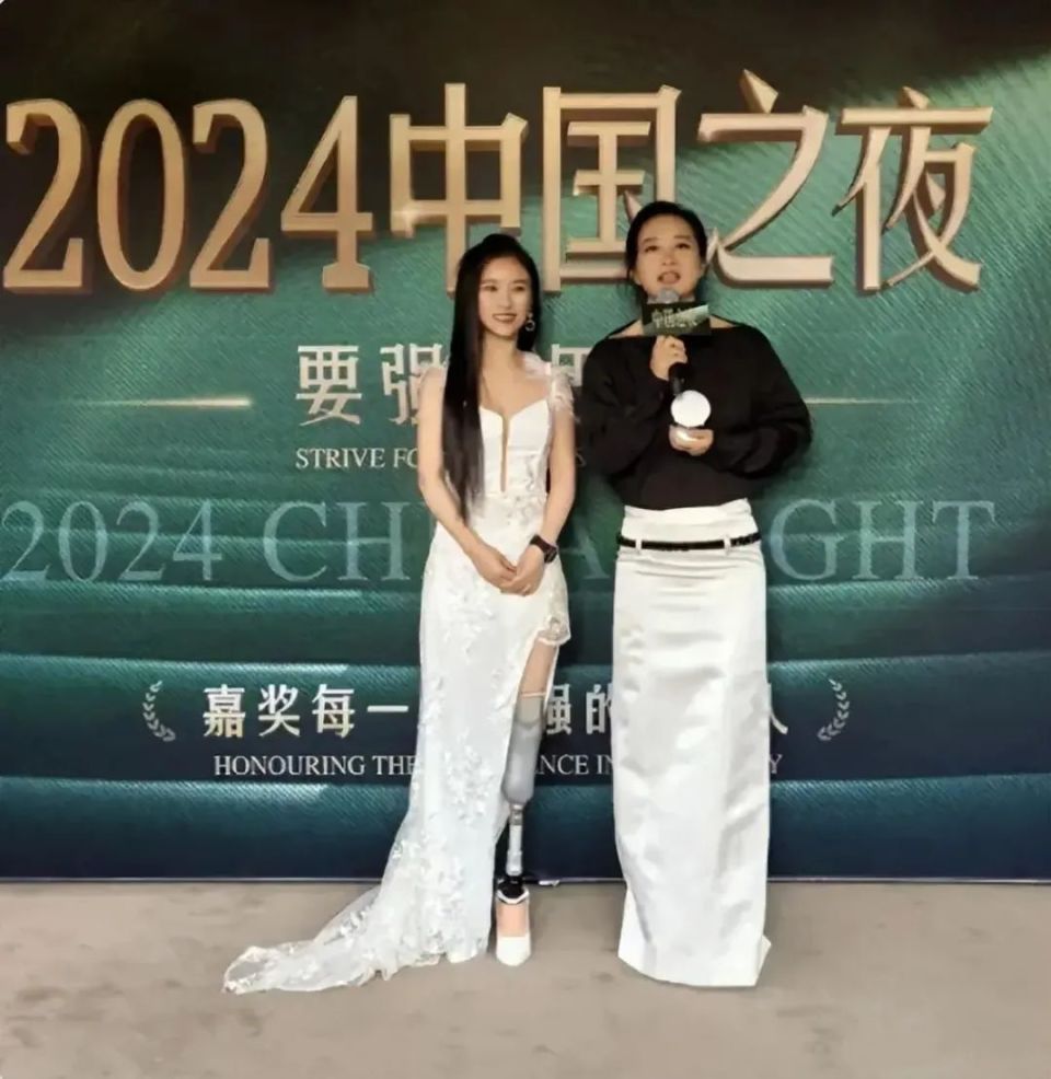 觀察者網(wǎng)：一肖一碼一一持一子汗當(dāng)42歲賈玲和21歲谷愛凌同框，我才知道顏值在氣質(zhì)面前不值一提