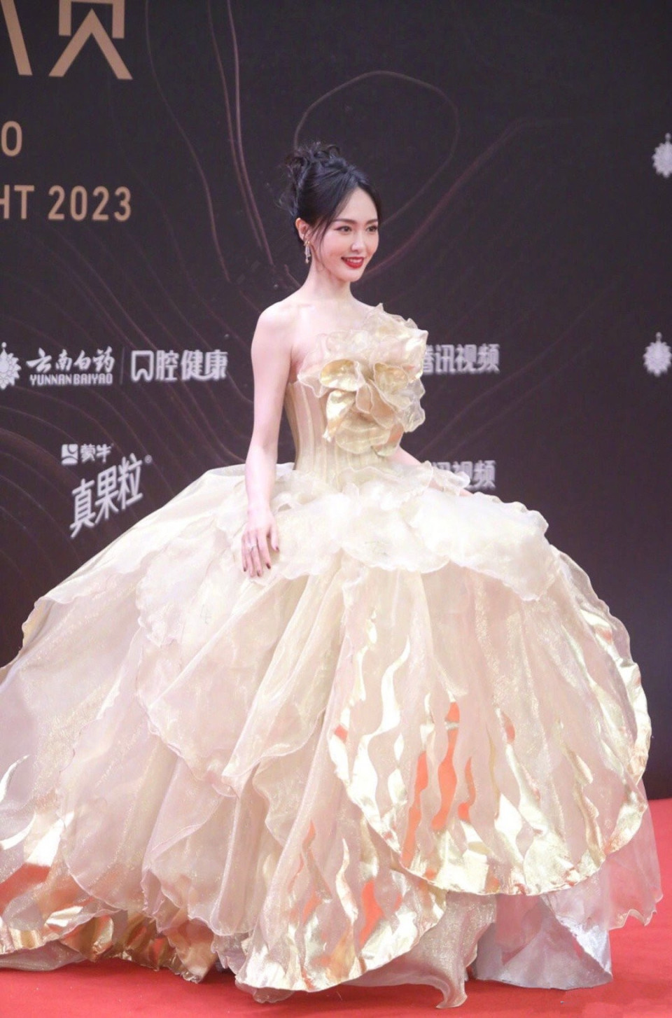星光大赏红毯上,穿高跟,踩箱子,矮个子男星的尴尬全写在了脸上