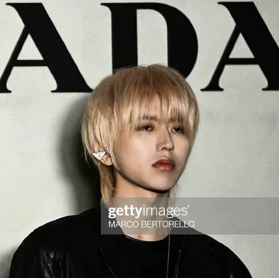 不过蔡徐坤另一张图里,倒是看上去很不一样了,皮肤白皙,星味十足,哪个