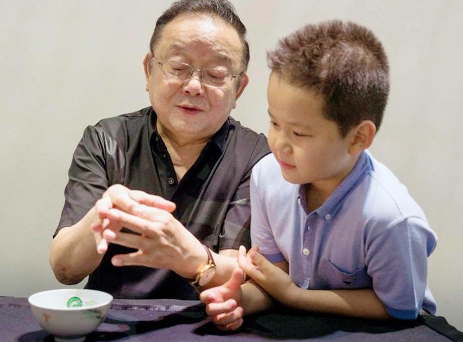 75岁王刚携儿子看球赛，父子穿亲子装，王一丁体型壮实颜值神似爸_腾讯新闻