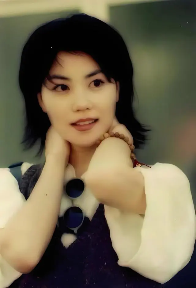 天后王菲最新近照引热议,容貌变化太大撞脸刘嘉玲,被质疑做了医美