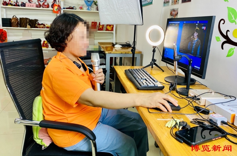 经过一个月的摸索,新晋主播赵霞的粉丝数量正稳步增长.