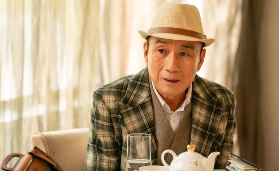 只是,王建国是当演员的料,却并非当明星的料,他没有因此平步青云,而是