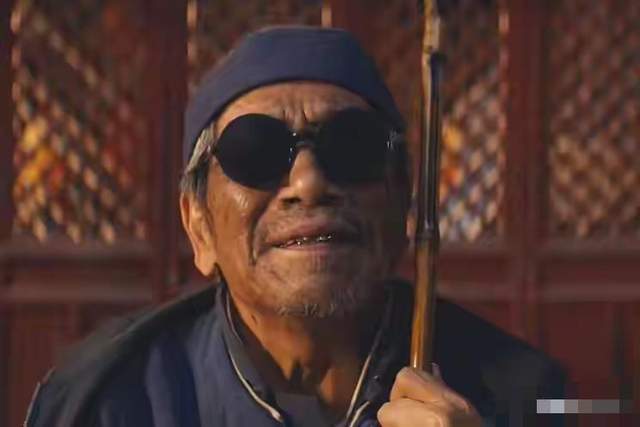 78歲戲骨逐夢演藝圈，娶小37歲的妻子生兒育女，王奎榮成配角傳奇 - 